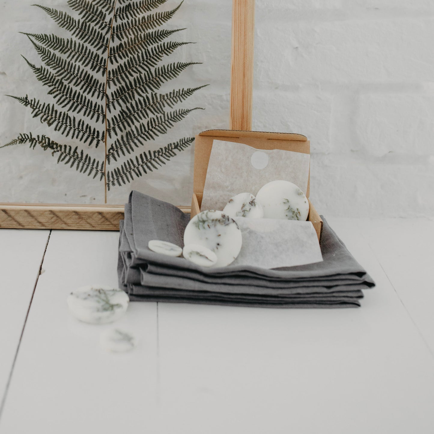 Moss scented wax rounds